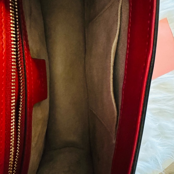 🔥NEGOTIABLE 🔥Gucci Red and Gold Shoulder Bag with Chain Detail - Picture 6 of 10